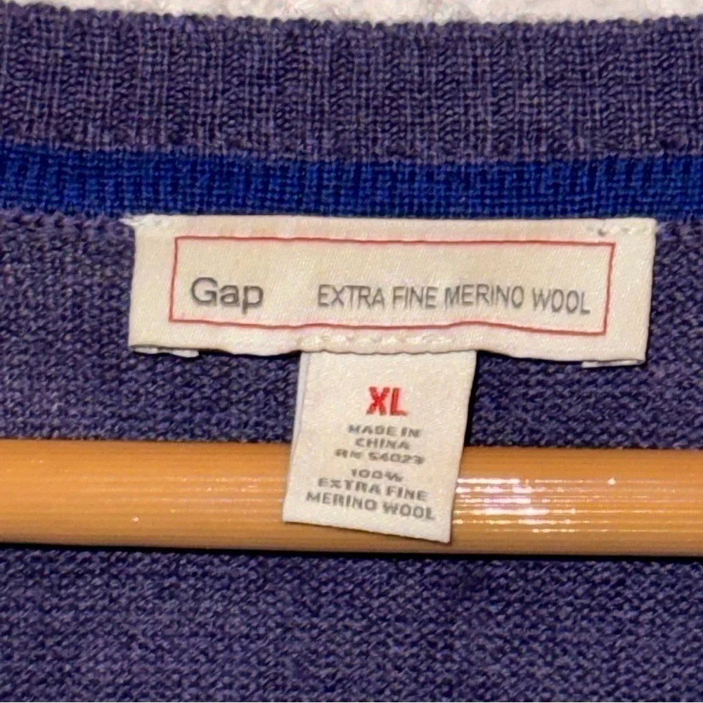 Gap Extra Fine Merino Wool Men’s V-neck Purple Sweater Size Extra Large
